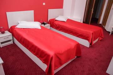 Фото номера Стандартный двухместный номер с 2 отдельными кроватями Отель Hotel Dambovita г. Тырговиште 6