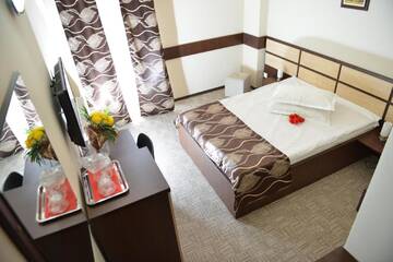 Фото номера Улучшенный двухместный номер с 1 кроватью Отель Hotel Valahia г. Тырговиште 3