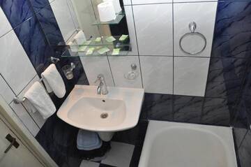 Фото номера Улучшенный двухместный номер с 1 кроватью Отель Hotel Valahia г. Тырговиште 6