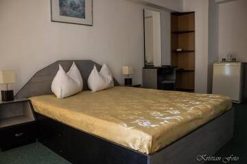 Фото номера Улучшенный двухместный номер с 1 кроватью Отель Hotel Valahia г. Тырговиште 9