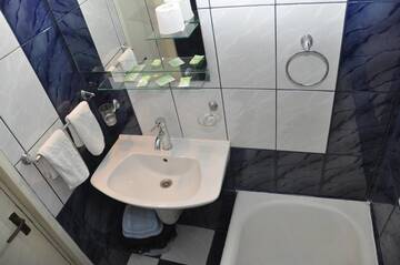 Фото номера Улучшенный двухместный номер с 1 кроватью Отель Hotel Valahia г. Тырговиште 14