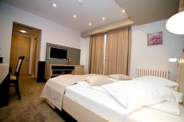 Фото номера Двухместный номер с 1 кроватью или 2 отдельными кроватями Отель Hotel Nova г. Тырговиште 30